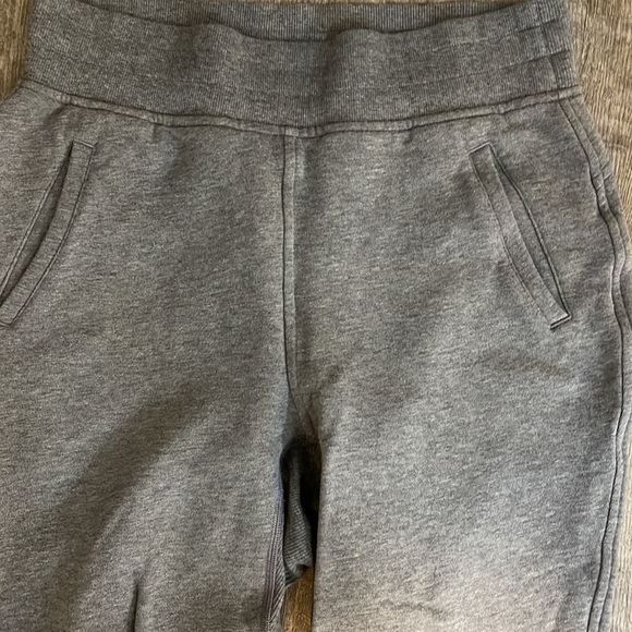 VGUC Lululemon grey thick cropped joggers - Picture 2 of 6